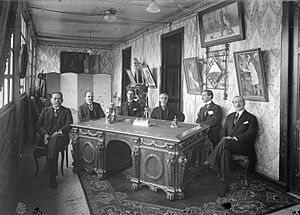 Archivo:Alfredo Baquerizo Moreno y su Gabinete (circa 1920)