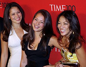 Archivo:Amy Chua Tiger Mom Daughters 2011 Shankbone