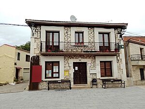 Archivo:Ayuntamiento de Adrada de Haza