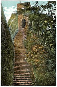 Archivo:Carisbrooke Castle, steps to the keep, c1910 - Project Gutenberg eText 17296