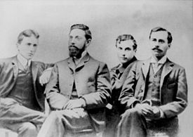 Archivo:Carlos Pezoa Véliz, Samuel A. Lillo, Augusto D´Halmar, Isaías Gambre