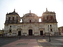 Archivo:Catedral León, Nicaragua por Richard Weiss