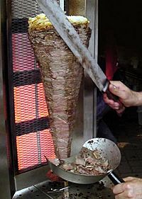 Archivo:Döner kebab slicing