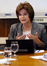 Archivo:Dilma in Brasilia