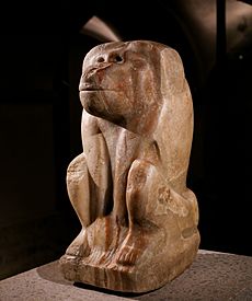 Archivo:Early dynastic statue of a squatting baboon 02