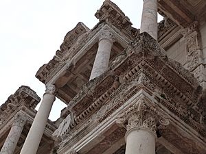 Archivo:Entablements des "baldaquins" de la bibliothèque de Celsus (Ephèse)