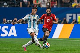 Archivo:Enzo Fernandez Mohanad Lasheen Argentina v Egypt 7 July 2026-141