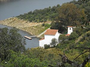 Archivo:Ermita y embarcadero fluvial en el río Tajo en Talaván (Extremadura, España)