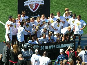 Archivo:FC Gold Pride pose with 2010 WPS Championship Trophy 6