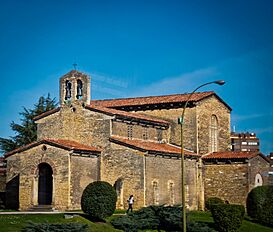 Iglesia de San Julián de los Prados, Oviedo.jpg