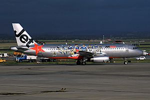 Archivo:Jetstar Airbus A320 supporting Gold Coast Titans 2