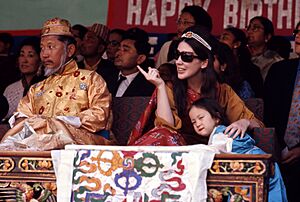Archivo:King and Queen of Sikkim and their daughter watch birthday celebrations, Gangtok, Sikkim (LOC ppmsca.30171)