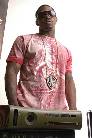 Archivo:Lil Scrappy and Xbox 360 Special Edition Halo 3 Console 2007-09-15 photo by Konsole Kingz