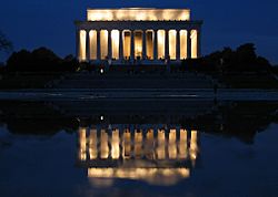 Archivo:Lincoln Memorial and a Drained Reflection Pool - panoramio