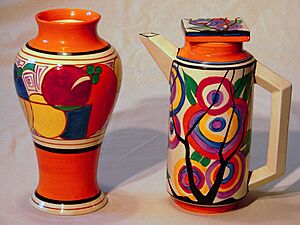 Archivo:Melon shape 14 vase and Circle Tree Eton shape coffee pot