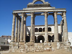 Archivo:Merida - templo romano de Diana - RI-51-0000118