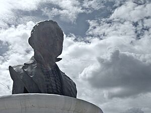 Archivo:Monumento a Mariano Abasolo, Dolores Hidalgo, Guanajuato