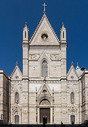 Archivo:Naples Cathedral - Duomo di Napoli, Façade (5315-Pan)