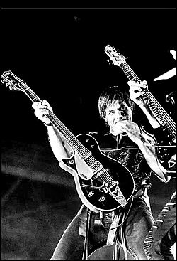 Archivo:Paolo Carta durante un concierto, tocando la guitarra