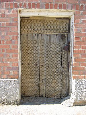 Archivo:Puerta de Bodega en Osornillo (Palencia, Castilla-León) 001