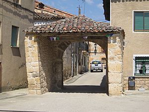 Archivo:Puerta de la muralla, Coruña del Conde