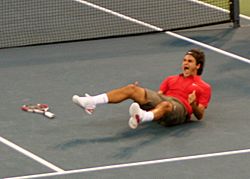 Archivo:Roger Federer wins the US Open 2008 (2842364721)