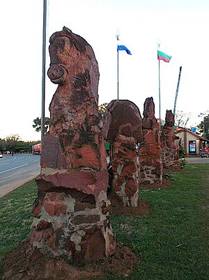 Archivo:Rotonda de empalme entre las rutas PY01 y PY04, en San Ignacio Guazú