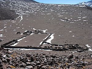 Archivo:Ruinas Incas a los pies del volcán Licancabur Bolivia