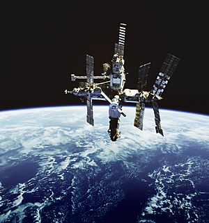 Archivo:Russia& -39;s Mir space station is backdropped against Earth& -39;s horizon. Original from NASA . Digitally enhanced by rawpixel. - 41997987775