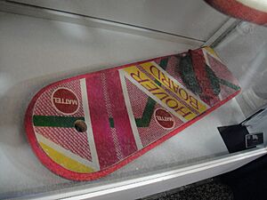 Archivo:San Diego Comic-Con 2011 - Marty's Back to the Future II hoverboard (Profiles in History booth)