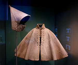 Archivo:Stephan Praun III Spanish cloak, c. 1571, wool felt, silk embroidery, lining of silk velvet - Germanisches Nationalmuseum - Nuremberg, Germany - DSC03782