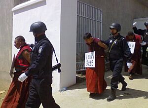 Archivo:Tibetan Monks arrested in 2008 遭逮捕的西藏僧侶