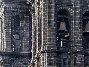 Archivo:Torres de la Catedral de Puebla, close-up