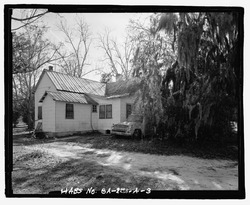 View of the northwest corner of the Jaudon-Bragg-Snelling House, facing southeast. - Jaudon-Bragg-Snelling Farm, House, North side of GA State Route 21, Springfield, Effingham County, HABS GA-2298-A-3.tif