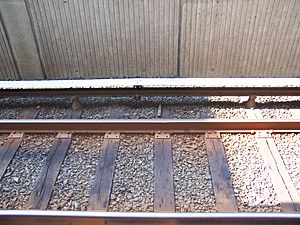 Archivo:WMATA third rail at West Falls Church