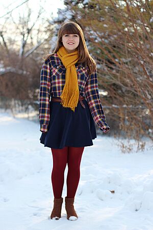 Archivo:Young woman in clothes typical for winter