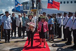 Archivo:10.30 總統抵達馬紹爾群島共和國，由海妮（Hilda C. Heine）總統陪同沿紅地毯前進，接受兩側馬國國家警察儀隊致敬 (37980845986)