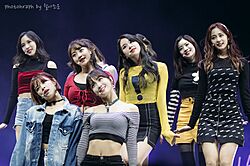 Archivo:171030 트와이스 LIKEY 쇼케이스