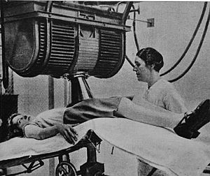 Archivo:1930 radioterapia istituto tumori milano