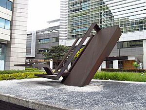 Archivo:2019 Bogotá - Puerta a Machu Picchu, escultura de Eduardo Ramírez Vilamizar en la avenida El Dorado