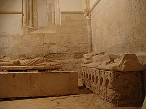 Archivo:60 Monasterio de Palazuelos capilla de Santa Ines sarcofago ni