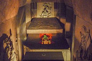 Archivo:Ajuar funerario de Pakal el Grande (Museo Nacional de Antropología)