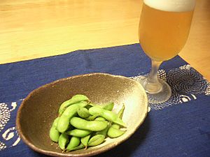 Archivo:Beer and edamame (boild green soybeans)