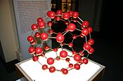 Archivo:Buckminsterfullerene Model in Red Beads
