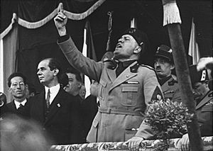 Archivo:Bundesarchiv Bild 102-09844, Mussolini in Mailand