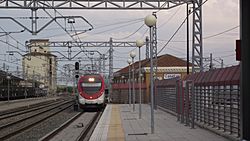 Archivo:Casetas station met aankomende cercanias trein