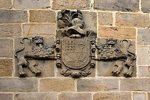 Archivo:Escudo en la fachada de la Torre de Agüero