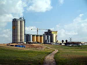 Archivo:Grain elevators on a farm in Israel