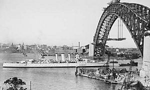 Archivo:HMAS Canberra sailing into Sydney Harbour in 1930