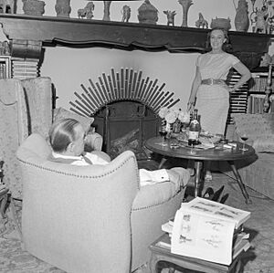 Archivo:Het echtpaar in hun woonkamer in de villa in Porto Ronco. Erich Maria Remarque z, Bestanddeelnr 254-4746